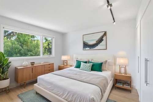 4935 10 Avenue Sw, Calgary, AB - Indoor Photo Showing Bedroom