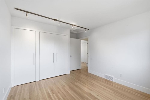 4935 10 Avenue Sw, Calgary, AB - Indoor Photo Showing Other Room