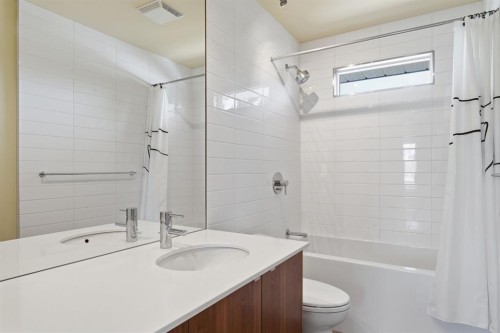 4935 10 Avenue Sw, Calgary, AB - Indoor Photo Showing Bathroom