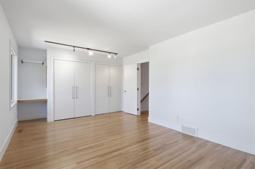 4935 10 Avenue Sw, Calgary, AB - Indoor Photo Showing Other Room