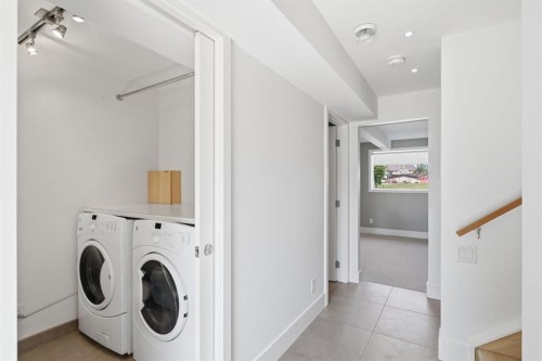 4935 10 Avenue Sw, Calgary, AB - Indoor Photo Showing Laundry Room