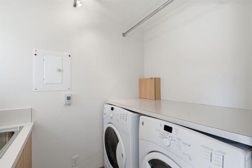4935 10 Avenue Sw, Calgary, AB - Indoor Photo Showing Laundry Room