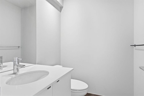 4935 10 Avenue Sw, Calgary, AB - Indoor Photo Showing Bathroom