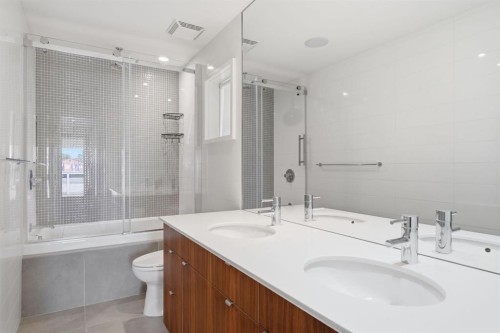 4935 10 Avenue Sw, Calgary, AB - Indoor Photo Showing Bathroom