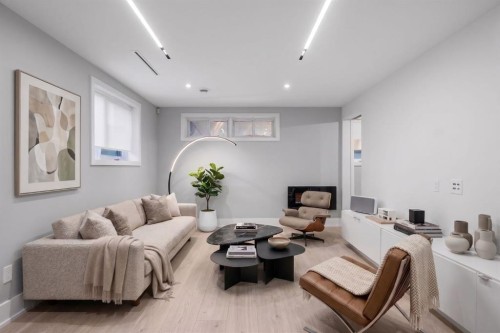 4935 10 Avenue Sw, Calgary, AB - Indoor
