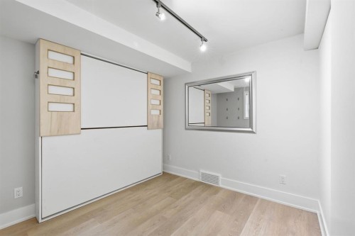 4935 10 Avenue Sw, Calgary, AB - Indoor Photo Showing Other Room