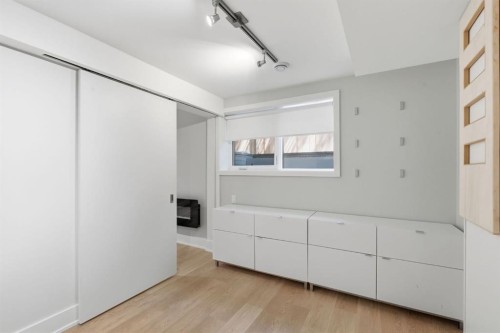 4935 10 Avenue Sw, Calgary, AB - Indoor Photo Showing Other Room