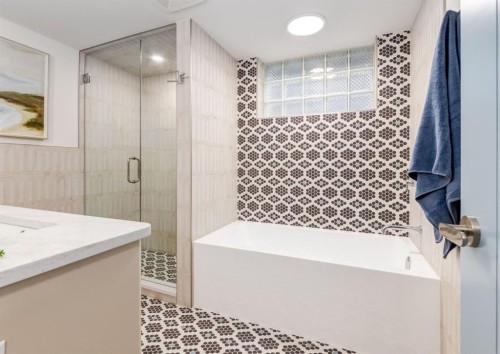 1618 6 Street Nw, Calgary, AB - Indoor Photo Showing Bathroom
