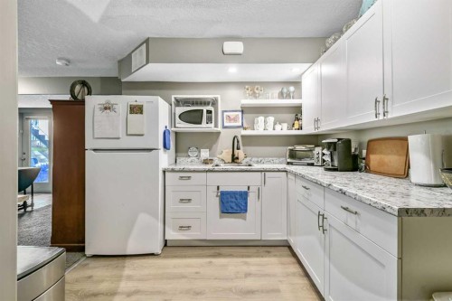 13 Dain Place Nw, Langdon, AB - Indoor Photo Showing Kitchen