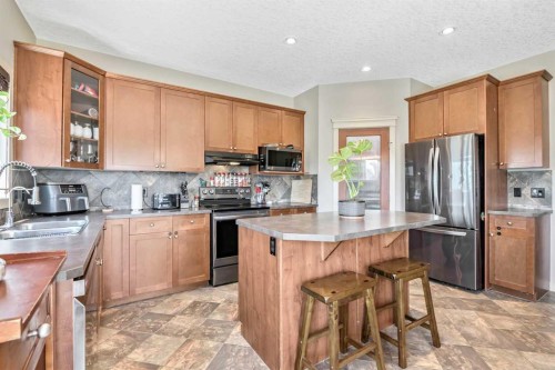 13 Dain Place Nw, Langdon, AB - Indoor Photo Showing Kitchen