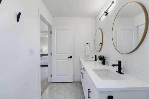 136 Sunrise Common, Cochrane, AB - Indoor Photo Showing Bathroom