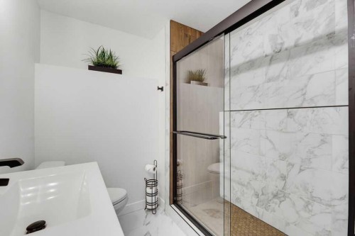 136 Sunrise Common, Cochrane, AB - Indoor Photo Showing Bathroom