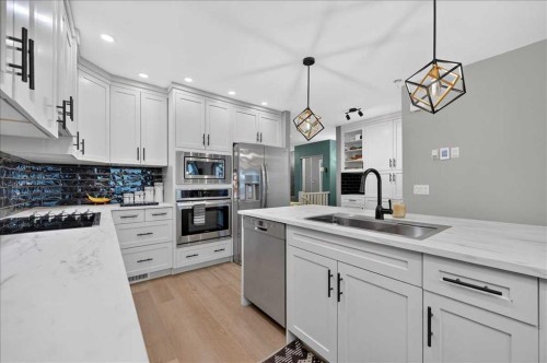23-33 Stonegate Drive Nw, Airdrie, AB - Indoor Photo Showing Kitchen With Upgraded Kitchen