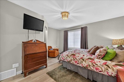 23-33 Stonegate Drive Nw, Airdrie, AB - Indoor Photo Showing Bedroom