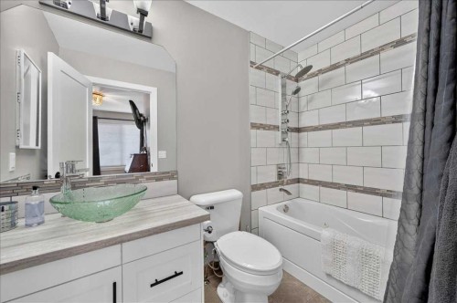 23-33 Stonegate Drive Nw, Airdrie, AB - Indoor Photo Showing Bathroom