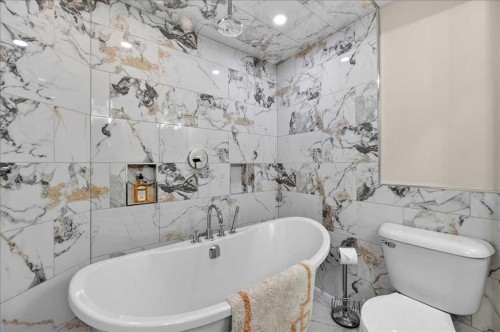 23-33 Stonegate Drive Nw, Airdrie, AB - Indoor Photo Showing Bathroom