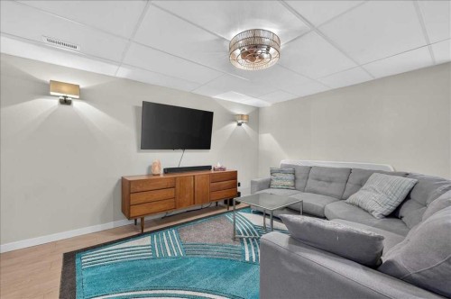 23-33 Stonegate Drive Nw, Airdrie, AB - Indoor Photo Showing Living Room