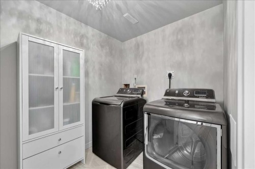 23-33 Stonegate Drive Nw, Airdrie, AB - Indoor Photo Showing Laundry Room