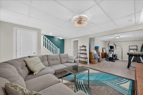 23-33 Stonegate Drive Nw, Airdrie, AB - Indoor Photo Showing Living Room