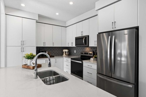 48 Willow Green Sw, Airdrie, AB - Indoor Photo Showing Kitchen With Double Sink With Upgraded Kitchen