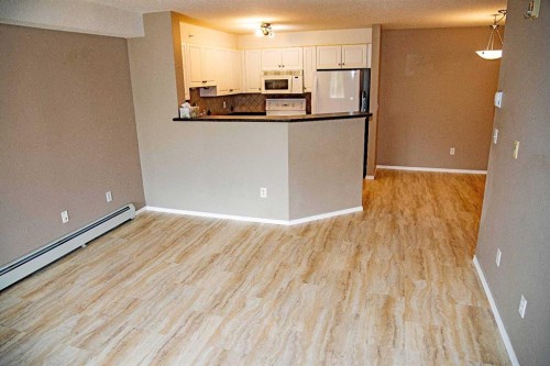 318-3000 Citadel Meadow Point Nw, Calgary, AB - Indoor Photo Showing Other Room