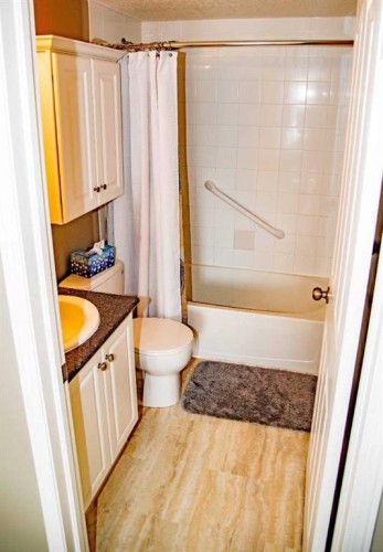 318-3000 Citadel Meadow Point Nw, Calgary, AB - Indoor Photo Showing Bathroom