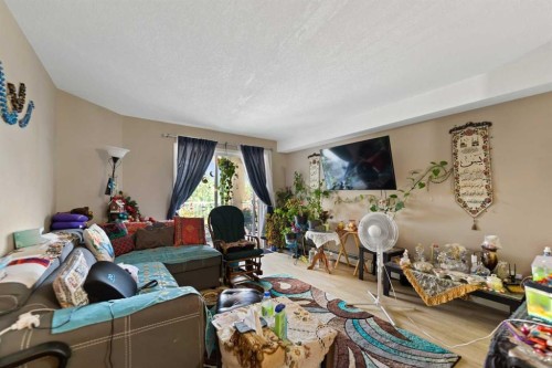 318-3000 Citadel Meadow Point Nw, Calgary, AB - Indoor Photo Showing Living Room