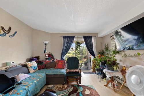 318-3000 Citadel Meadow Point Nw, Calgary, AB - Indoor Photo Showing Living Room