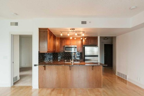 604-920 5 Avenue Sw, Calgary, AB - Indoor Photo Showing Kitchen