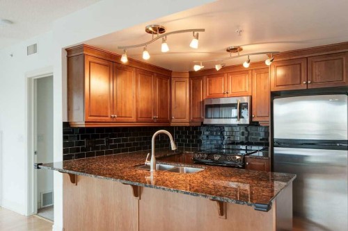 604-920 5 Avenue Sw, Calgary, AB - Indoor Photo Showing Kitchen With Double Sink