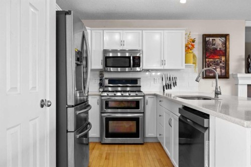 73 Sunset Heights, Cochrane, AB - Indoor Photo Showing Kitchen