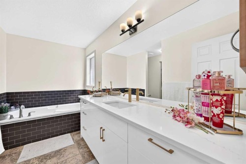 279 Copperpond Circle Se, Calgary, AB - Indoor Photo Showing Bathroom