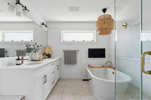 203 Cranbrook Park Se, Calgary, AB - Indoor Photo Showing Bathroom