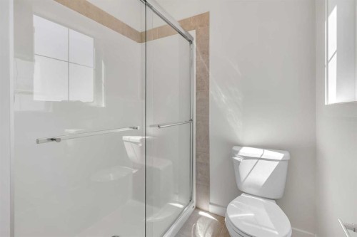 168 Magnolia Manor Se, Calgary, AB - Indoor Photo Showing Bathroom