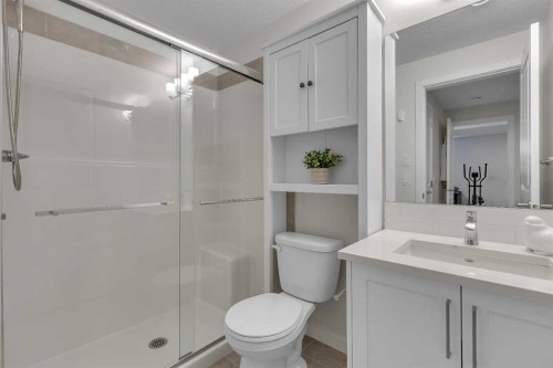 168 Magnolia Manor Se, Calgary, AB - Indoor Photo Showing Bathroom