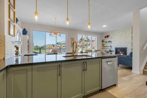 168 Magnolia Manor Se, Calgary, AB - Indoor Photo Showing Kitchen