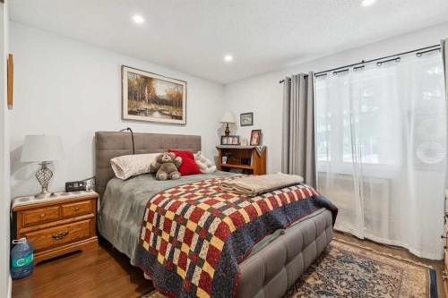 102 Thorson Crescent, Okotoks, AB - Indoor Photo Showing Bedroom