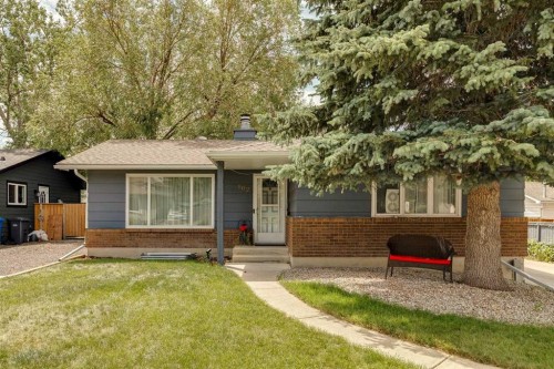 102 Thorson Crescent  Okotoks, AB T1S 1C8