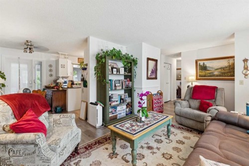 102 Thorson Crescent, Okotoks, AB - Indoor Photo Showing Living Room
