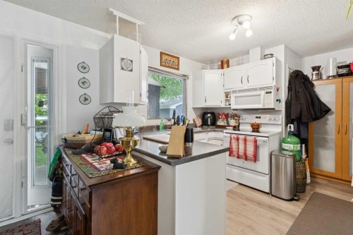 102 Thorson Crescent, Okotoks, AB - Indoor Photo Showing Kitchen