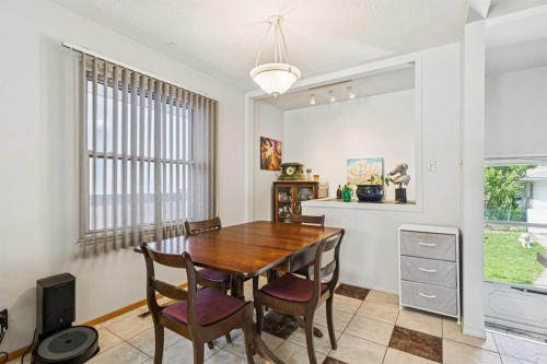 1219 Renfrew Drive Ne, Calgary, AB - Indoor Photo Showing Dining Room