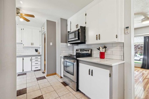 1219 Renfrew Drive Ne, Calgary, AB - Indoor Photo Showing Kitchen