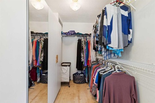 1219 Renfrew Drive Ne, Calgary, AB - Indoor With Storage