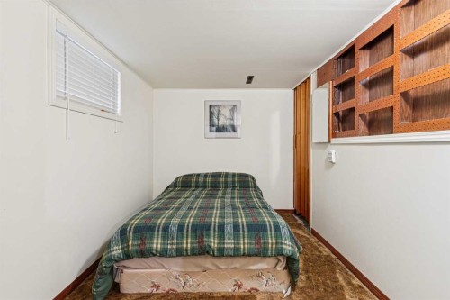 1219 Renfrew Drive Ne, Calgary, AB - Indoor Photo Showing Other Room