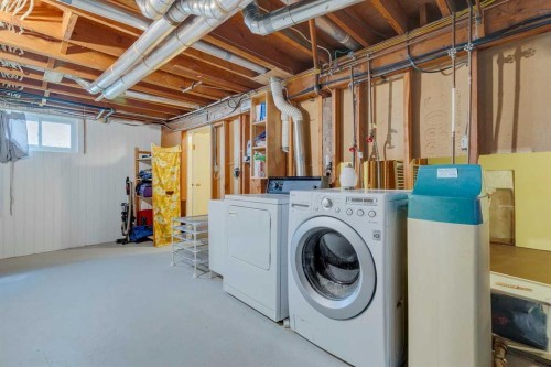 1219 Renfrew Drive Ne, Calgary, AB - Indoor Photo Showing Laundry Room