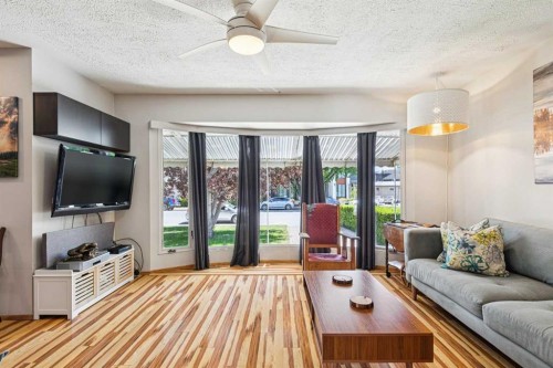 1219 Renfrew Drive Ne, Calgary, AB - Indoor Photo Showing Living Room