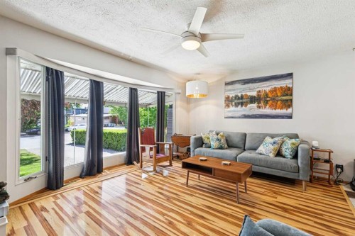 1219 Renfrew Drive Ne, Calgary, AB - Indoor Photo Showing Living Room