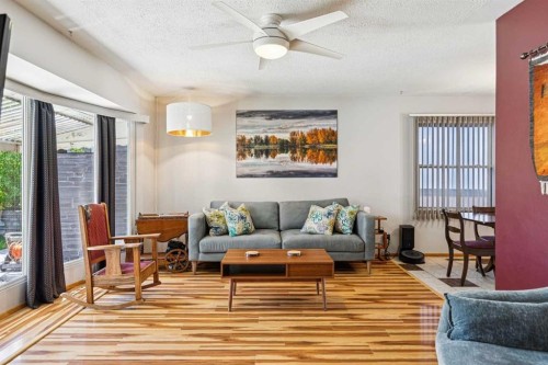 1219 Renfrew Drive Ne, Calgary, AB - Indoor Photo Showing Living Room
