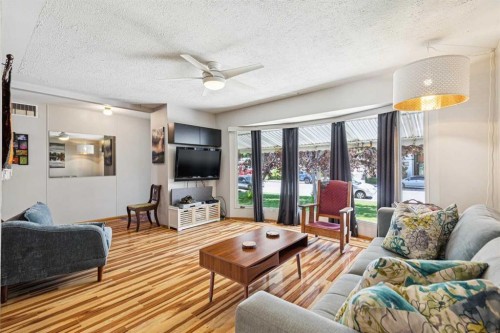 1219 Renfrew Drive Ne, Calgary, AB - Indoor Photo Showing Living Room