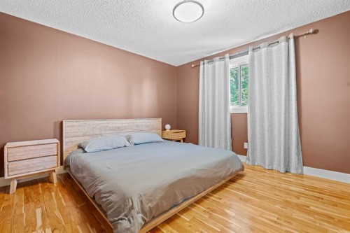 10619 Oakmoor Way Sw, Calgary, AB - Indoor Photo Showing Bedroom